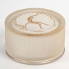 Boîte « Une Figurine et Bouquet » Verre Blanc Patiné Sépia de René LALIQUE | Biron Boîte "Une Figurine et Bouquet" Verre Blanc Patiné Sépia de René LALIQUE
