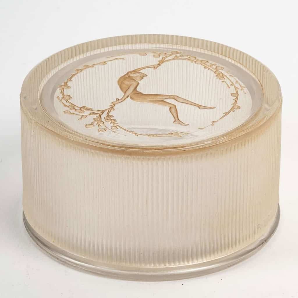Boîte « Une Figurine et Bouquet » Verre Blanc Patiné Sépia de René LALIQUE | Biron Boîte "Une Figurine et Bouquet" Verre Blanc Patiné Sépia de René LALIQUE