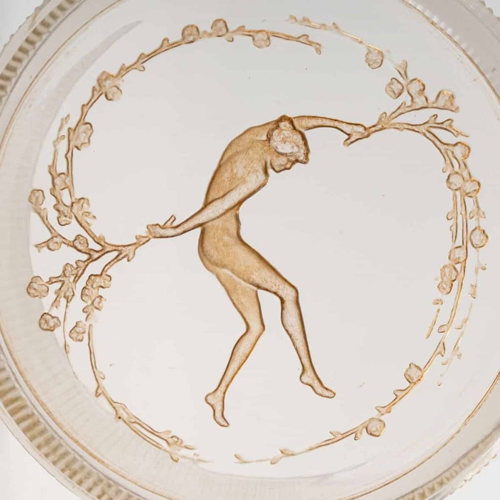 Boîte « Une Figurine et Bouquet » Verre Blanc Patiné Sépia de René LALIQUE | Biron Boîte "Une Figurine et Bouquet" Verre Blanc Patiné Sépia de René LALIQUE