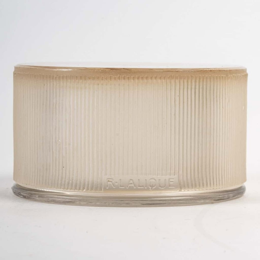 Boîte « Une Figurine et Bouquet » Verre Blanc Patiné Sépia de René LALIQUE | Biron Boîte "Une Figurine et Bouquet" Verre Blanc Patiné Sépia de René LALIQUE