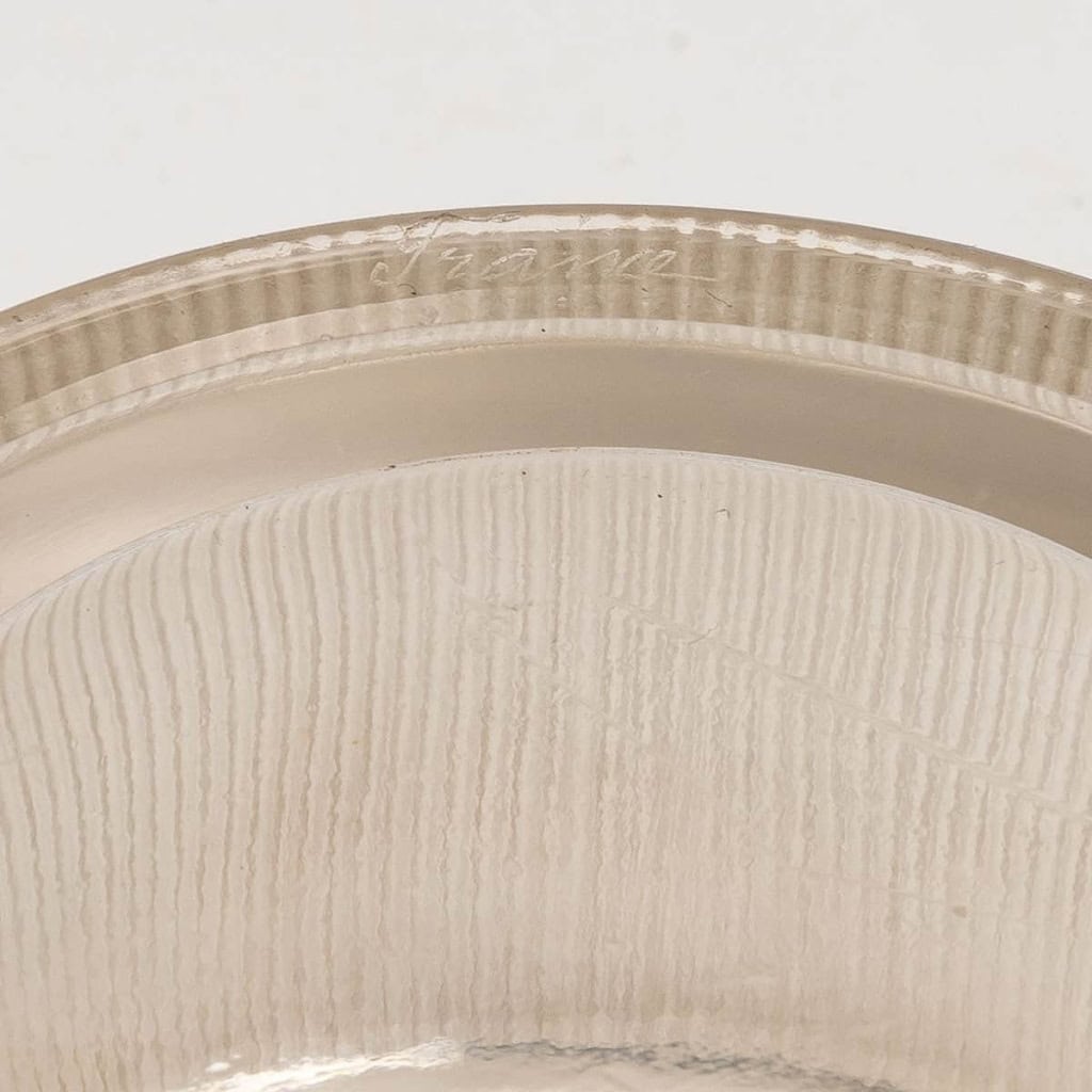 Boîte « Une Figurine et Bouquet » Verre Blanc Patiné Sépia de René LALIQUE | Biron Boîte "Une Figurine et Bouquet" Verre Blanc Patiné Sépia de René LALIQUE