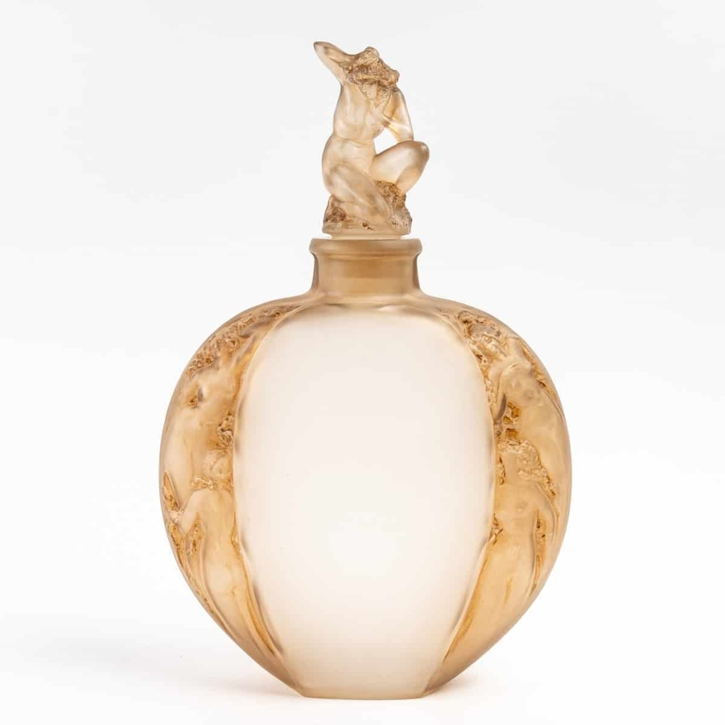 Vase « Méplat Sirènes avec Bouchon Figurine » Verre Blanc Patiné Sépia de René LALIQUE | Biron |||||||||||