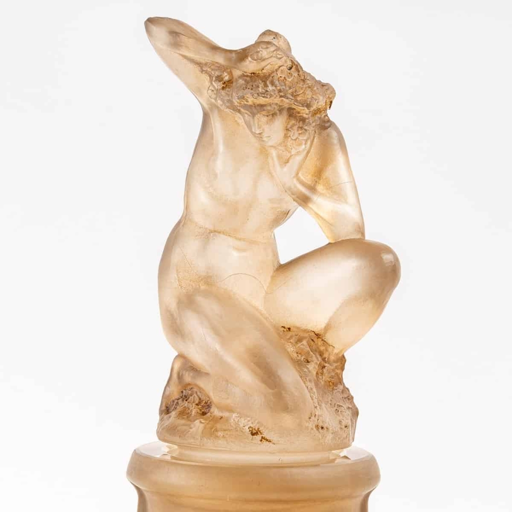 Vase « Méplat Sirènes avec Bouchon Figurine » Verre Blanc Patiné Sépia de René LALIQUE | Biron Vase "Méplat Sirènes avec Bouchon Figurine" Verre Blanc Patiné Sépia de René LALIQUE