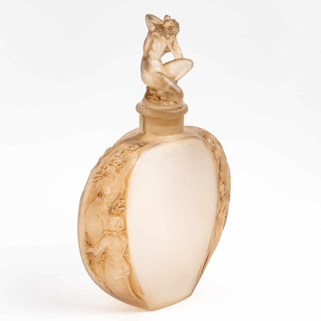 Vase « Méplat Sirènes avec Bouchon Figurine » Verre Blanc Patiné Sépia de René LALIQUE | Biron Vase "Méplat Sirènes avec Bouchon Figurine" Verre Blanc Patiné Sépia de René LALIQUE
