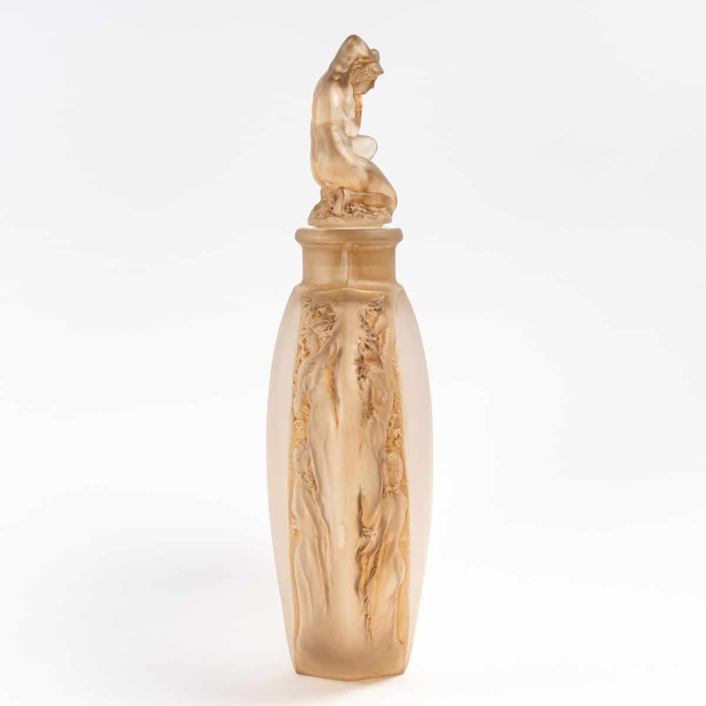 Vase « Méplat Sirènes avec Bouchon Figurine » Verre Blanc Patiné Sépia de René LALIQUE | Biron Vase "Méplat Sirènes avec Bouchon Figurine" Verre Blanc Patiné Sépia de René LALIQUE