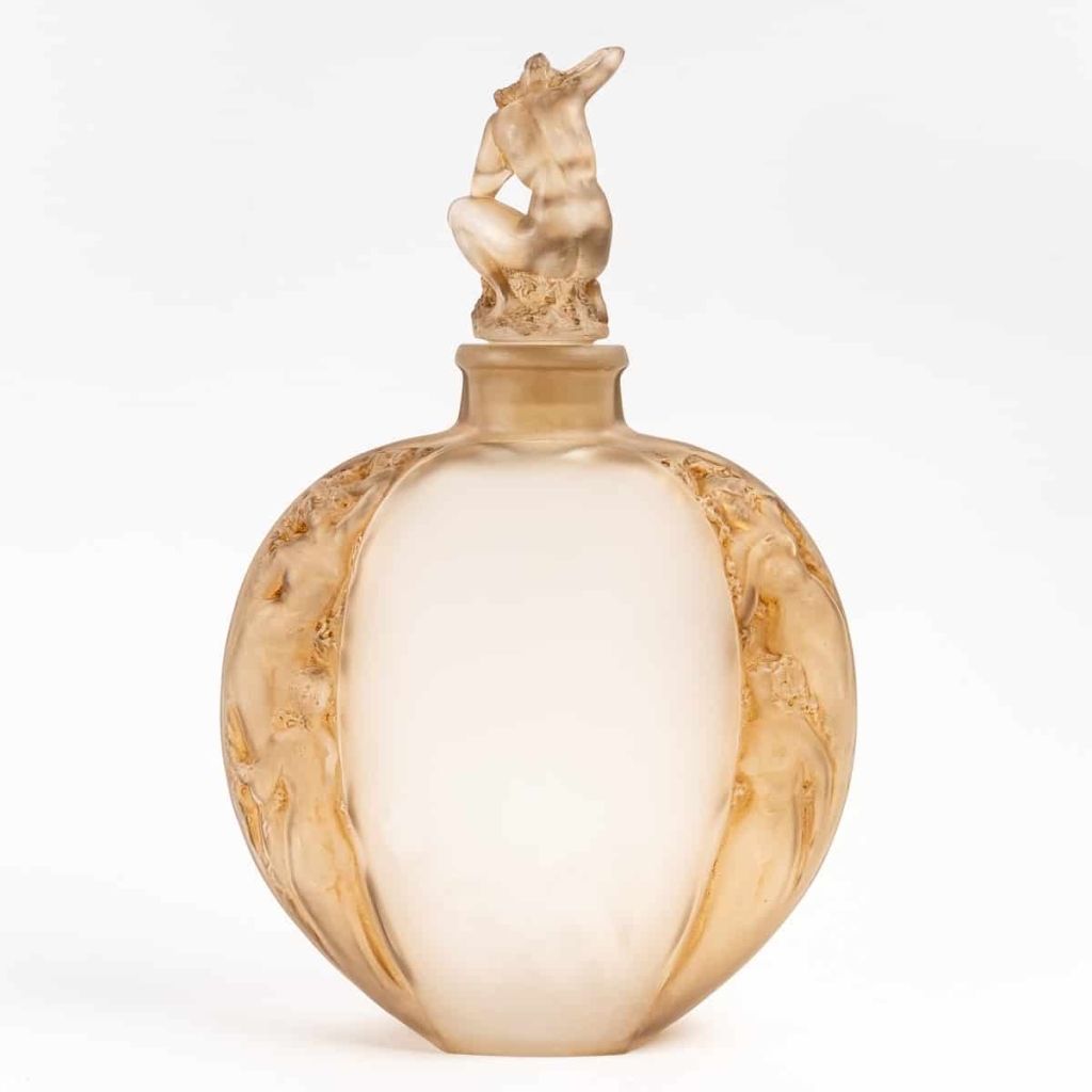 Vase « Méplat Sirènes avec Bouchon Figurine » Verre Blanc Patiné Sépia de René LALIQUE | Biron Vase "Méplat Sirènes avec Bouchon Figurine" Verre Blanc Patiné Sépia de René LALIQUE