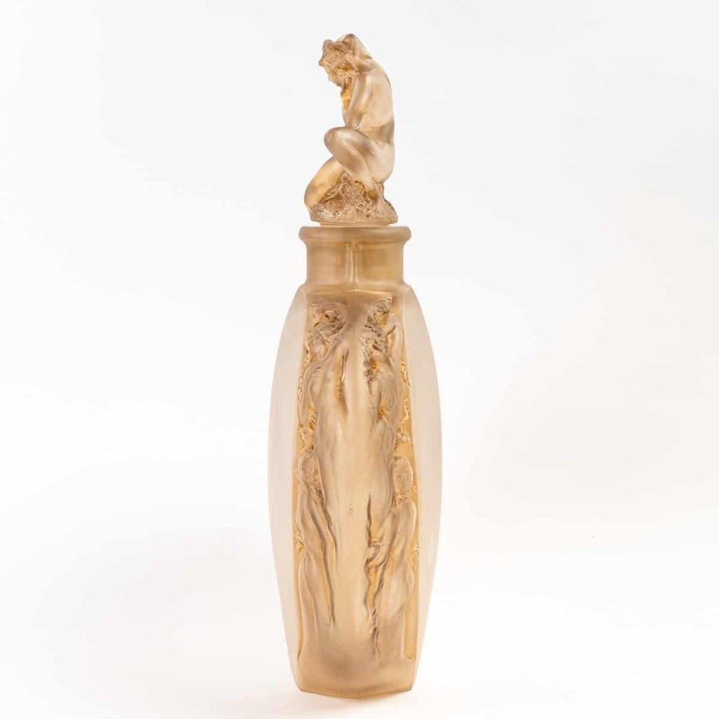 Vase « Méplat Sirènes avec Bouchon Figurine » Verre Blanc Patiné Sépia de René LALIQUE | Biron Vase "Méplat Sirènes avec Bouchon Figurine" Verre Blanc Patiné Sépia de René LALIQUE