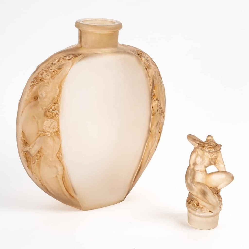 Vase « Méplat Sirènes avec Bouchon Figurine » Verre Blanc Patiné Sépia de René LALIQUE | Biron Vase "Méplat Sirènes avec Bouchon Figurine" Verre Blanc Patiné Sépia de René LALIQUE