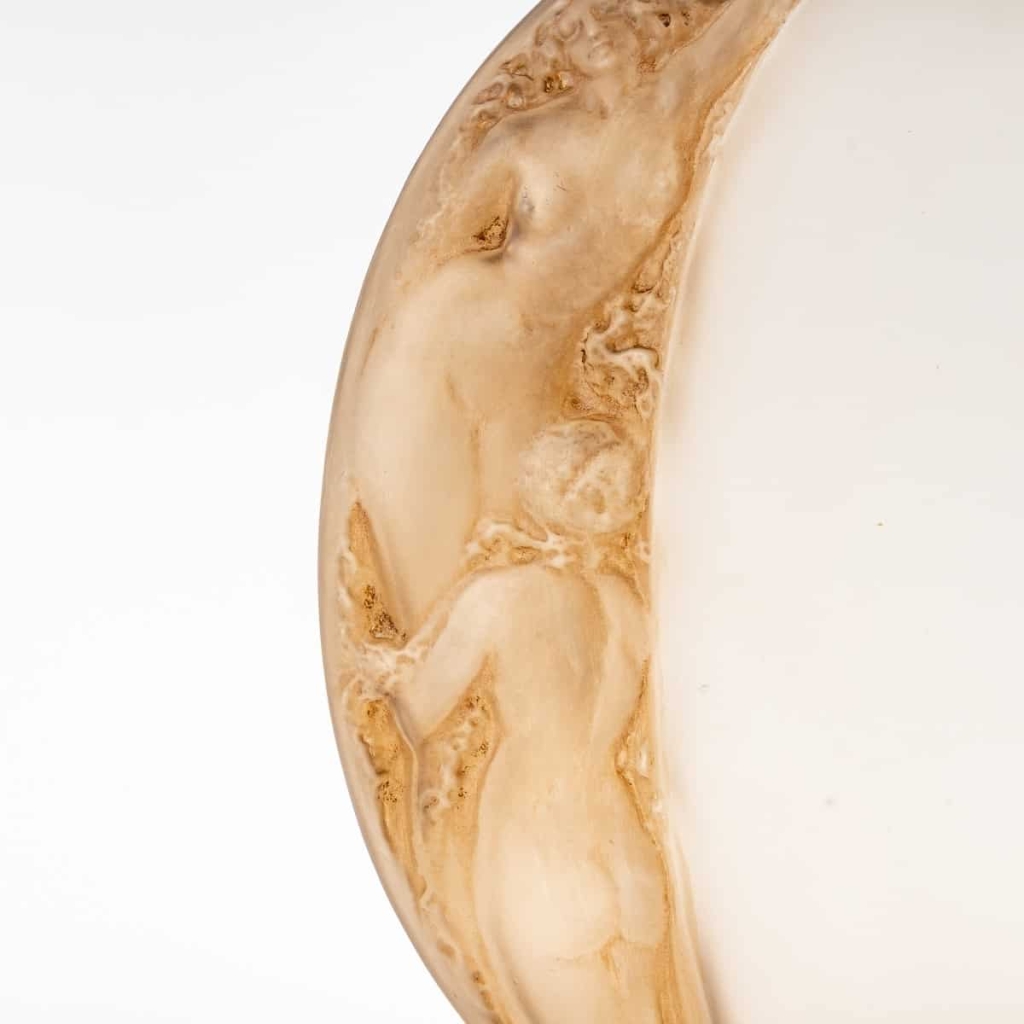 Vase « Méplat Sirènes avec Bouchon Figurine » Verre Blanc Patiné Sépia de René LALIQUE | Biron Vase "Méplat Sirènes avec Bouchon Figurine" Verre Blanc Patiné Sépia de René LALIQUE