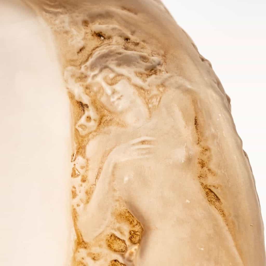 Vase « Méplat Sirènes avec Bouchon Figurine » Verre Blanc Patiné Sépia de René LALIQUE | Biron Vase "Méplat Sirènes avec Bouchon Figurine" Verre Blanc Patiné Sépia de René LALIQUE