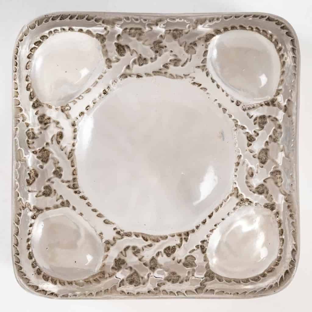 Boîte « Les Cinq Fleurs » Verre Blanc Patiné Gris de René LALIQUE pour Forvil | Biron Boîte "Les Cinq Fleurs" Verre Blanc Patiné Gris de René LALIQUE pour Forvil