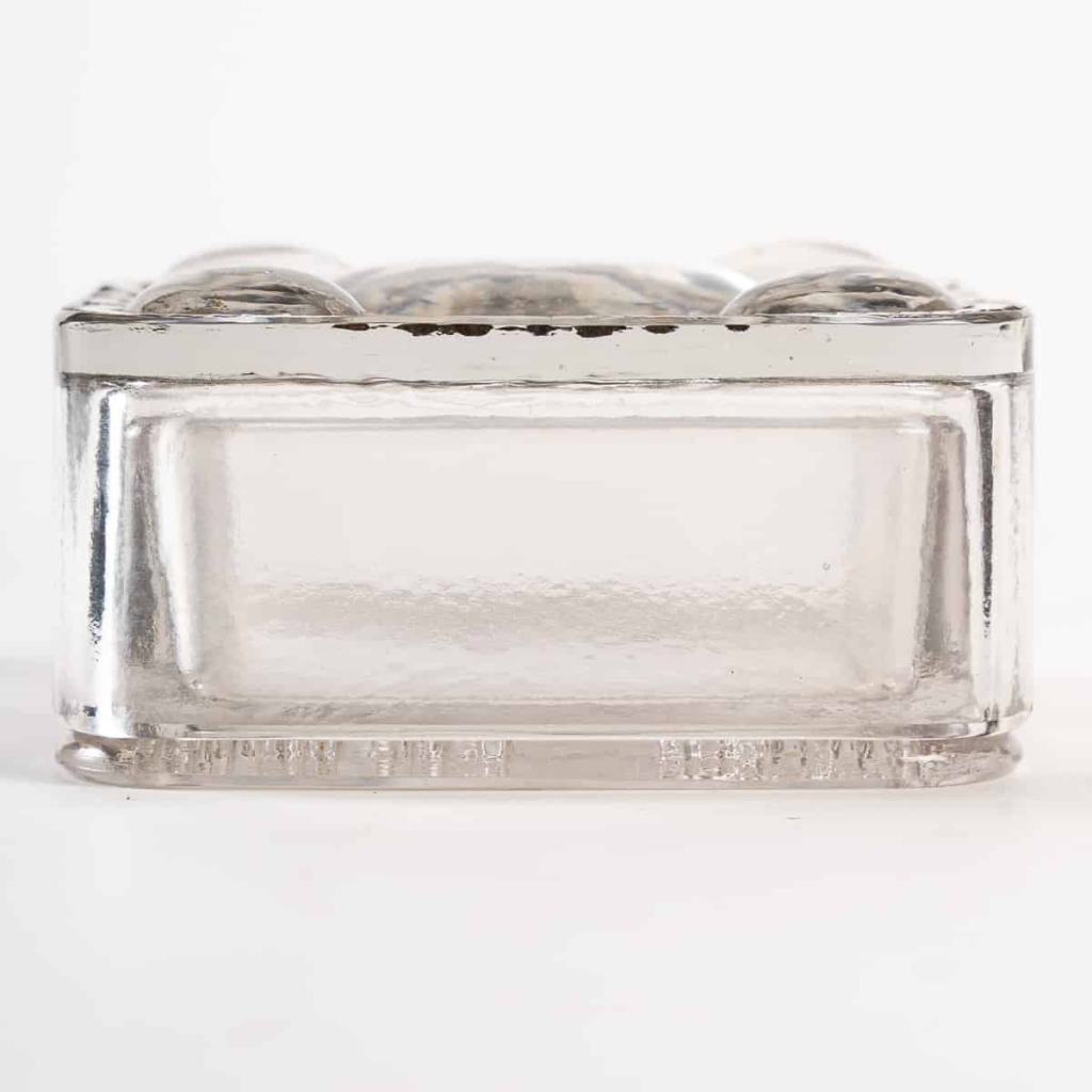 Boîte « Les Cinq Fleurs » Verre Blanc Patiné Gris de René LALIQUE pour Forvil | Biron Boîte "Les Cinq Fleurs" Verre Blanc Patiné Gris de René LALIQUE pour Forvil