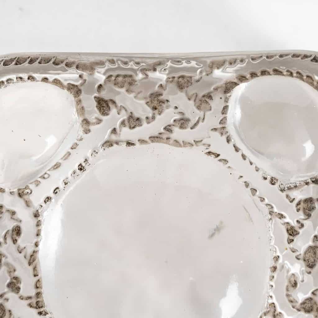 Boîte « Les Cinq Fleurs » Verre Blanc Patiné Gris de René LALIQUE pour Forvil | Biron Boîte "Les Cinq Fleurs" Verre Blanc Patiné Gris de René LALIQUE pour Forvil