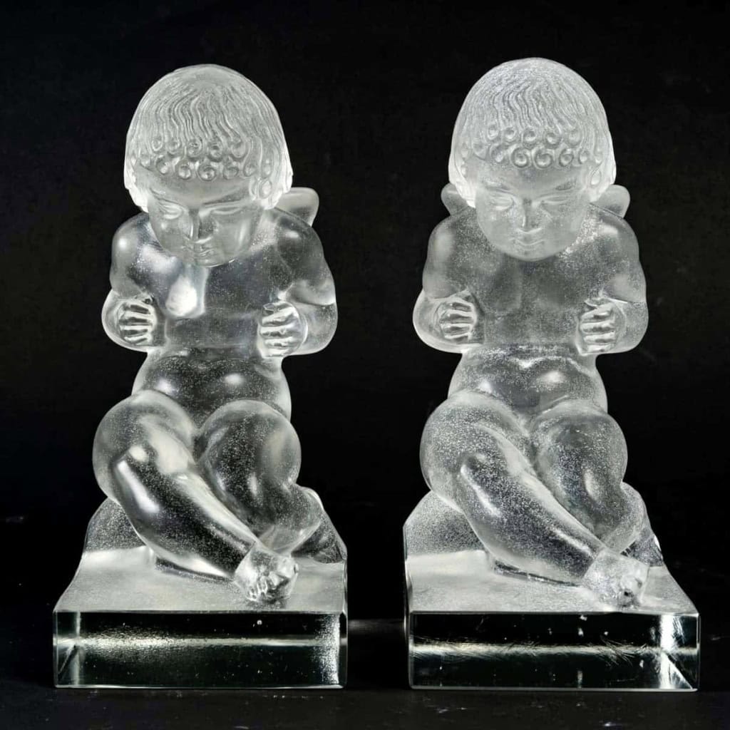 Paire de Serre-Livres « Amour » Verre Blanc Granité de René LALIQUE | Biron Paire de Serre-Livres "Amour" Verre Blanc Granité de René LALIQUE