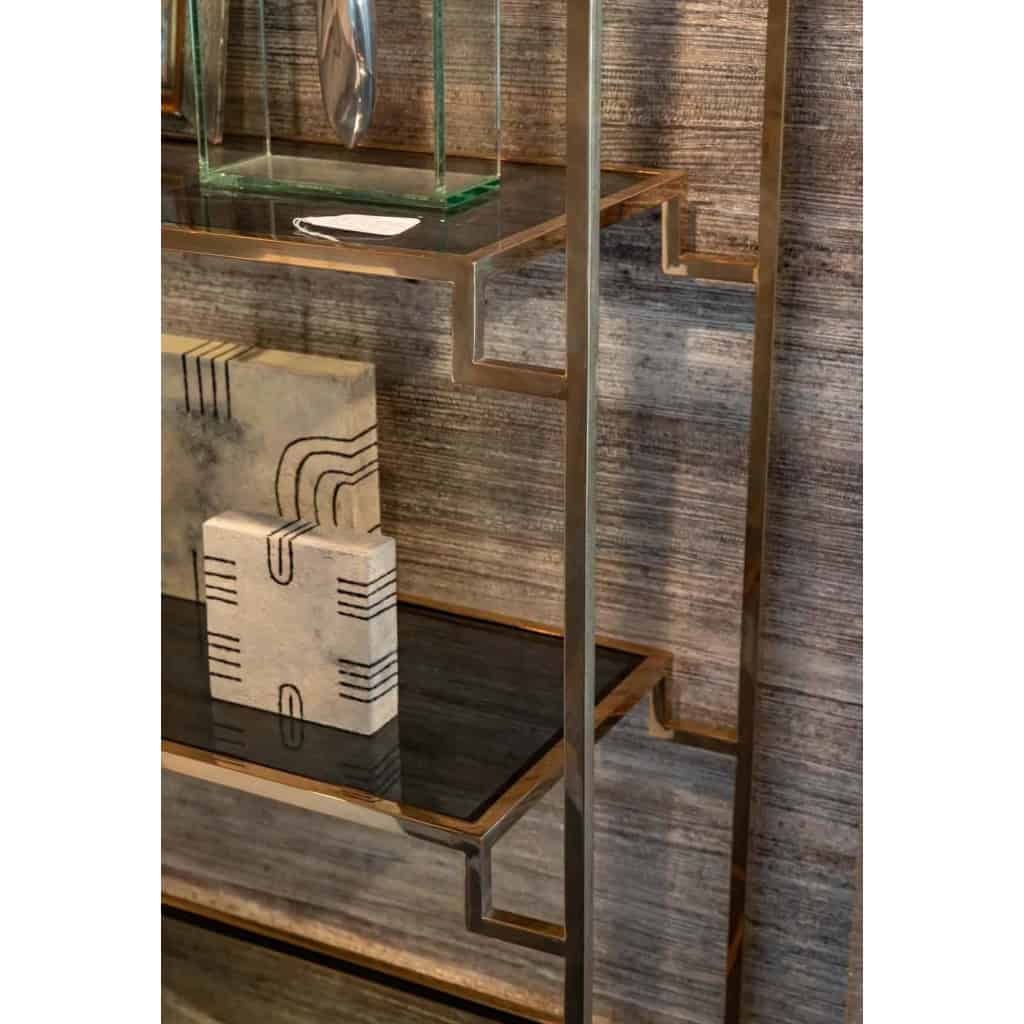 Etagère en laiton doré et verre fumé, travail contemporain | Biron Etagère en laiton doré et verre fumé, travail contemporain