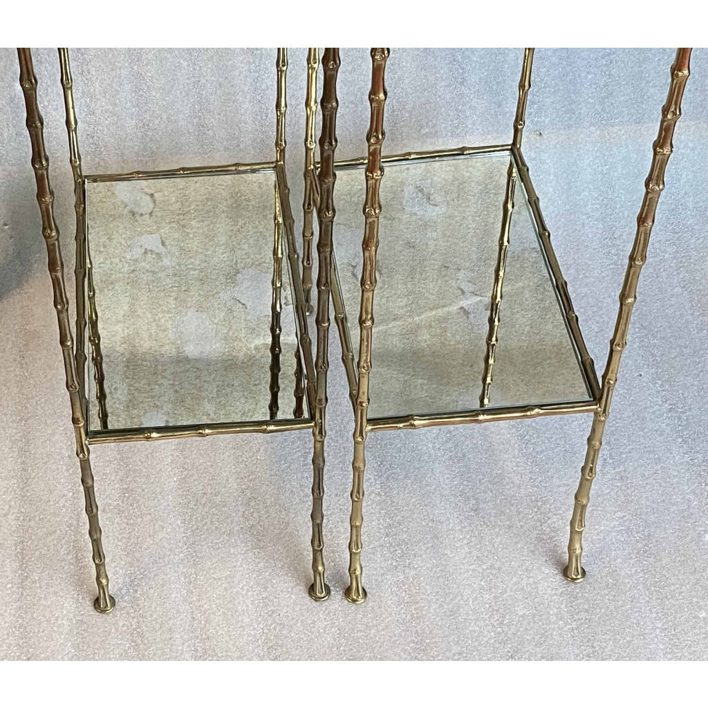 1950/70′ Paire de Tables en Bronze Doré Décor Bambou à 2 Niveaux Maison Baguès Plateaux Miroirs Vieillis Oxydés 34X 20 x