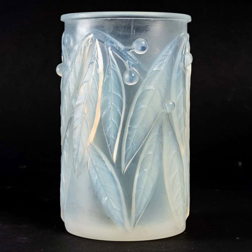 Vase « Laurier » Verre Opalescent de René LALIQUE | Biron Vase « Laurier » Verre Opalescent de René LALIQUE