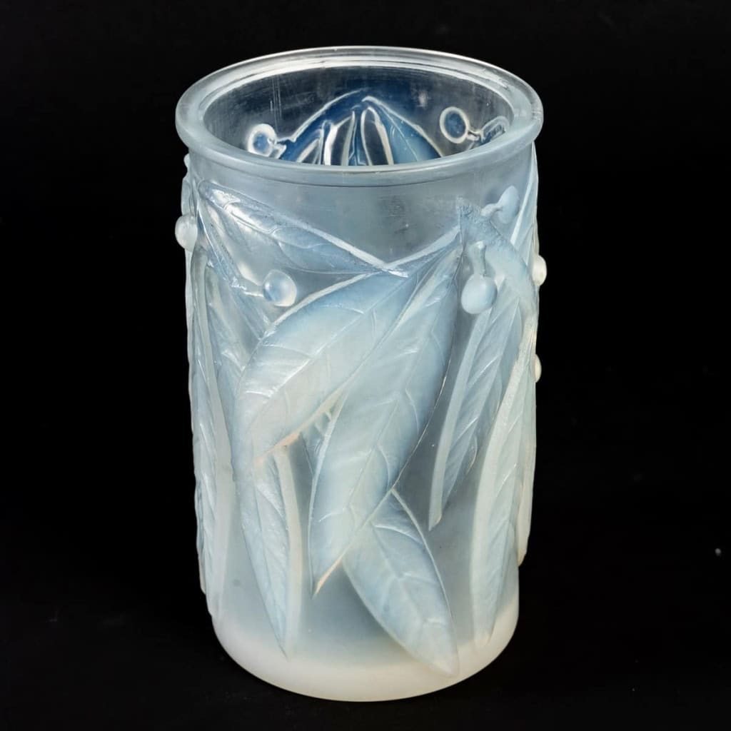 Vase « Laurier » Verre Opalescent de René LALIQUE | Biron Vase « Laurier » Verre Opalescent de René LALIQUE