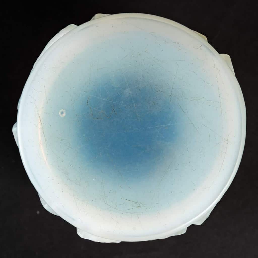 Vase « Laurier » Verre Opalescent de René LALIQUE | Biron Vase « Laurier » Verre Opalescent de René LALIQUE