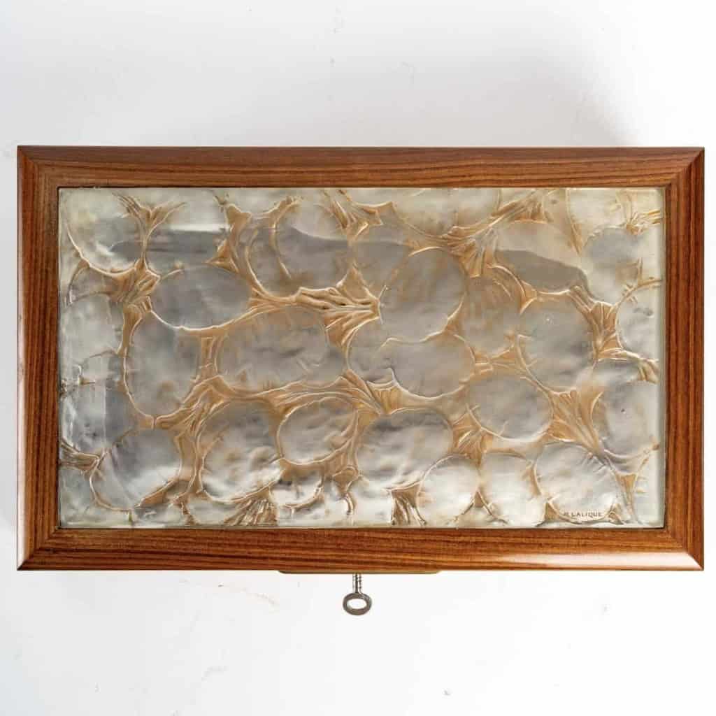 Coffret « Monnaie du Pape » Bois et Verre Blanc Patiné Sépia de René LALIQUE | Biron Coffret « Monnaie du Pape » Bois et Verre Blanc Patiné Sépia de René LALIQUE