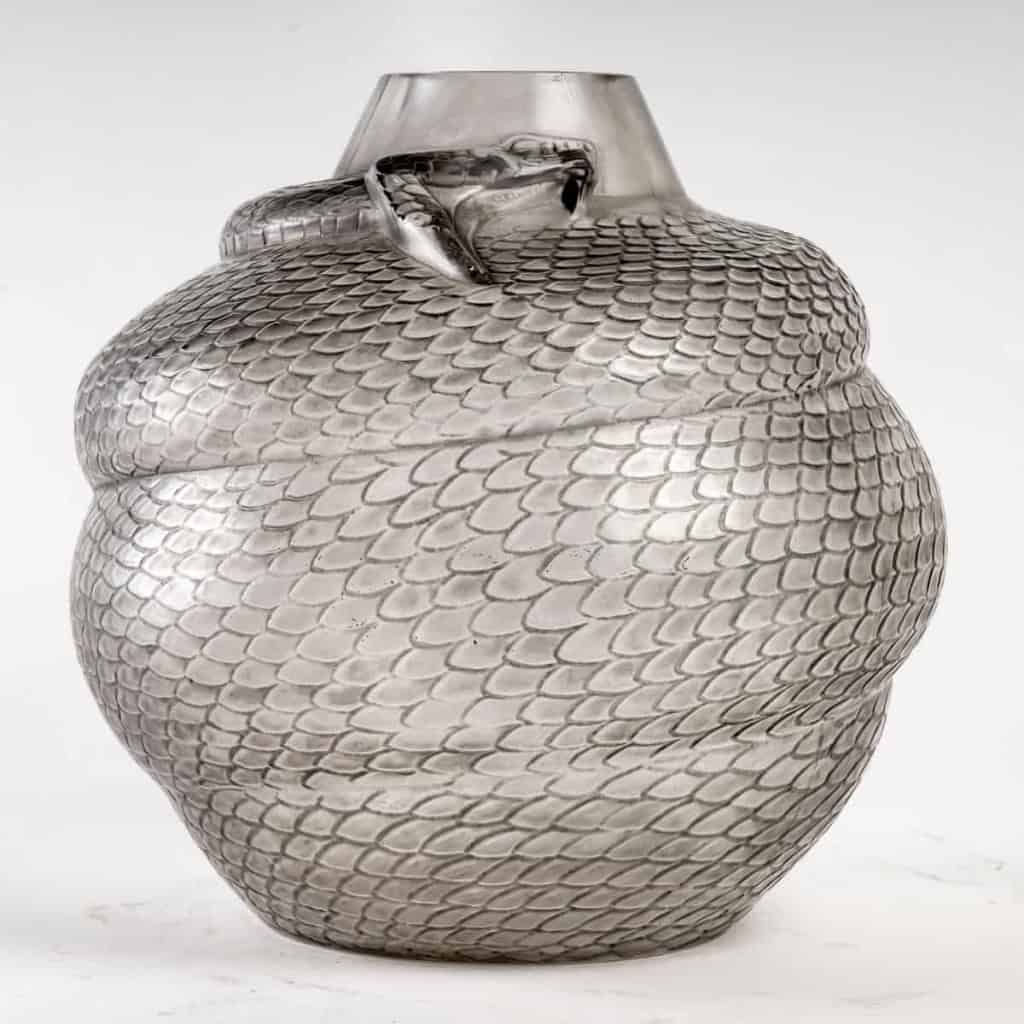Vase « Serpent » Verre Blanc Patiné Gris de René LALIQUE | Biron ||||||||