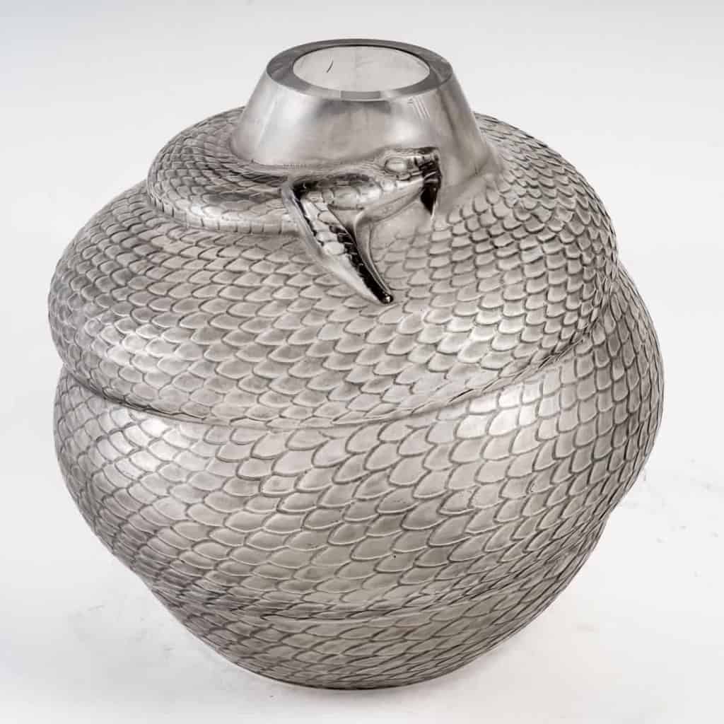 Vase « Serpent » Verre Blanc Patiné Gris de René LALIQUE | Biron Vase "Serpent" Verre Blanc Patiné Gris de René LALIQUE