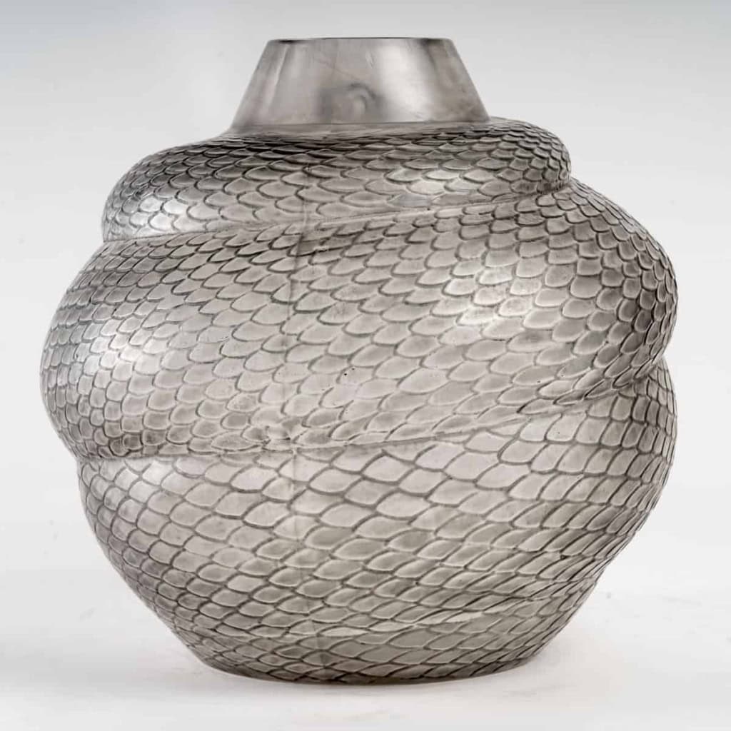 Vase « Serpent » Verre Blanc Patiné Gris de René LALIQUE | Biron Vase "Serpent" Verre Blanc Patiné Gris de René LALIQUE