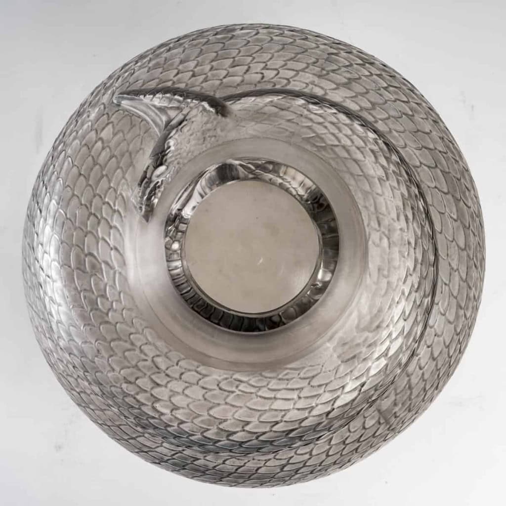 Vase « Serpent » Verre Blanc Patiné Gris de René LALIQUE | Biron Vase "Serpent" Verre Blanc Patiné Gris de René LALIQUE