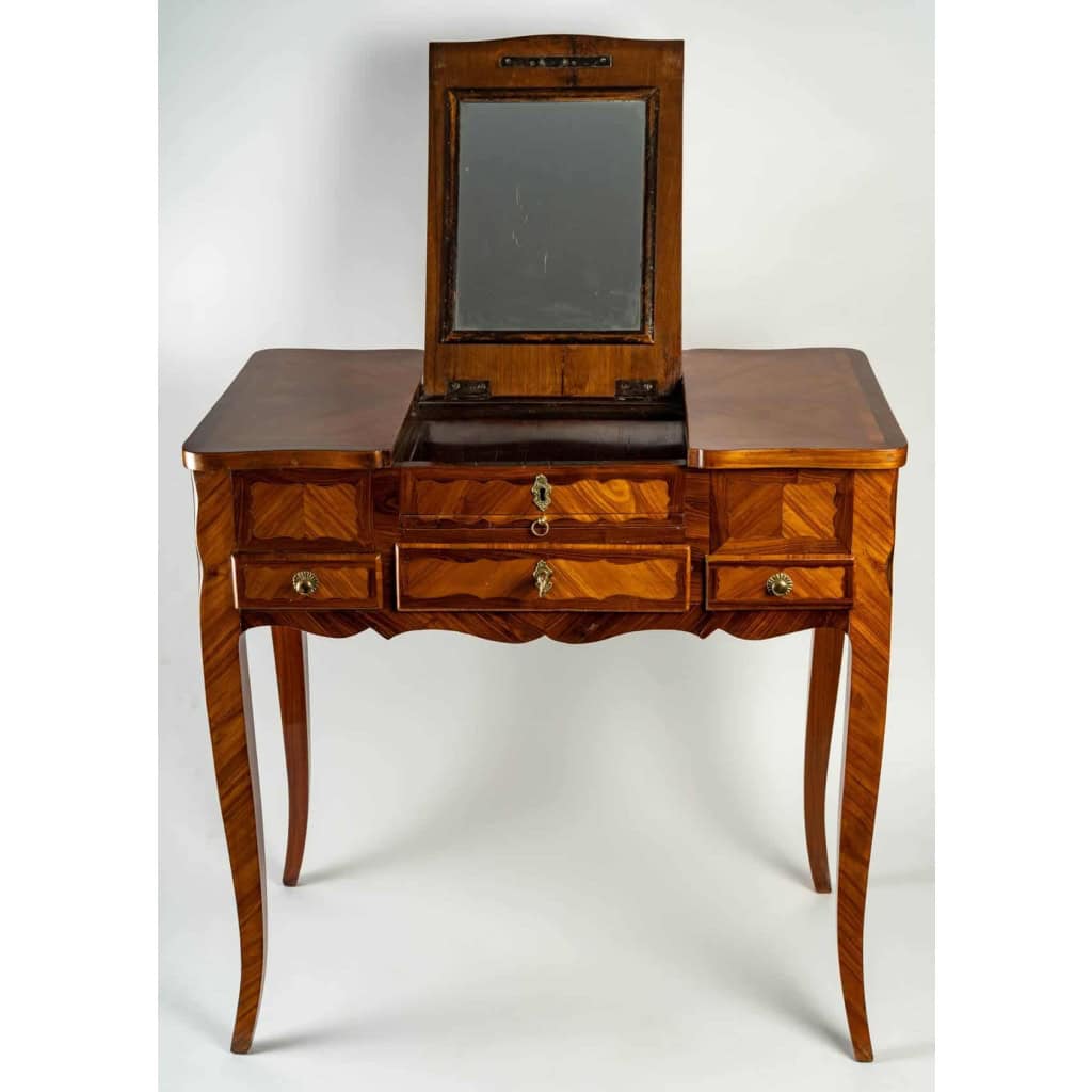 Coiffeuse Louis XV plaquée de bois de rose et bois de violette, Époque XVIIIème siècle | Biron Coiffeuse Louis XV plaquée de bois de rose et bois de violette, Époque XVIIIème siècle
