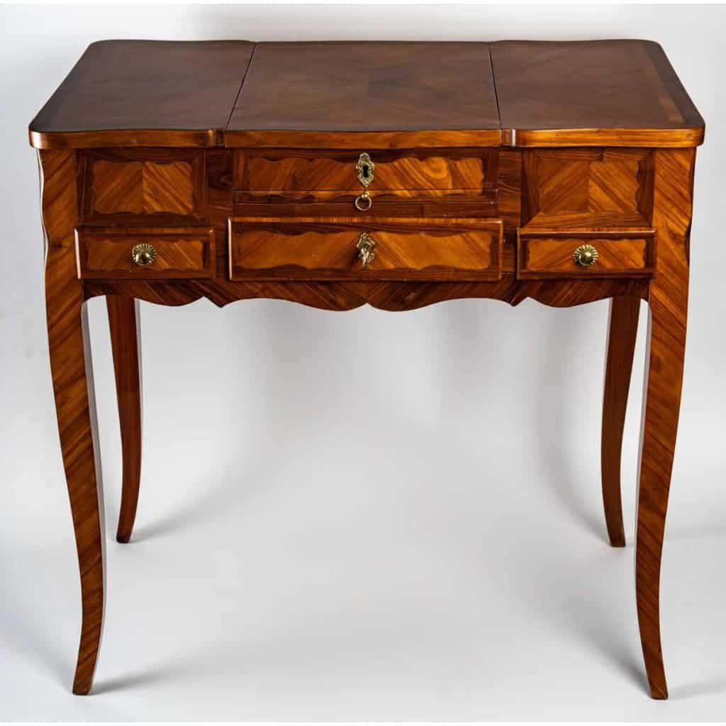 Coiffeuse Louis XV plaquée de bois de rose et bois de violette, Époque XVIIIème siècle | Biron Coiffeuse Louis XV plaquée de bois de rose et bois de violette, Époque XVIIIème siècle