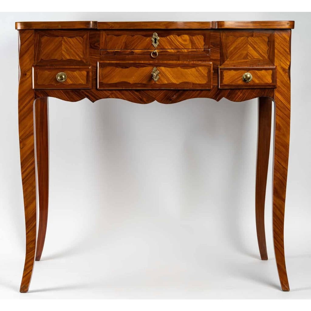 Coiffeuse Louis XV plaquée de bois de rose et bois de violette, Époque XVIIIème siècle | Biron Coiffeuse Louis XV plaquée de bois de rose et bois de violette, Époque XVIIIème siècle