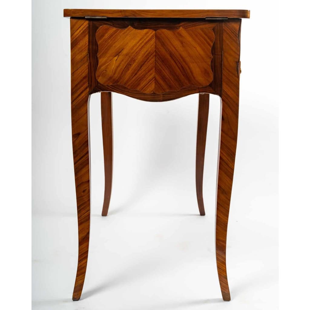 Coiffeuse Louis XV plaquée de bois de rose et bois de violette, Époque XVIIIème siècle | Biron Coiffeuse Louis XV plaquée de bois de rose et bois de violette, Époque XVIIIème siècle