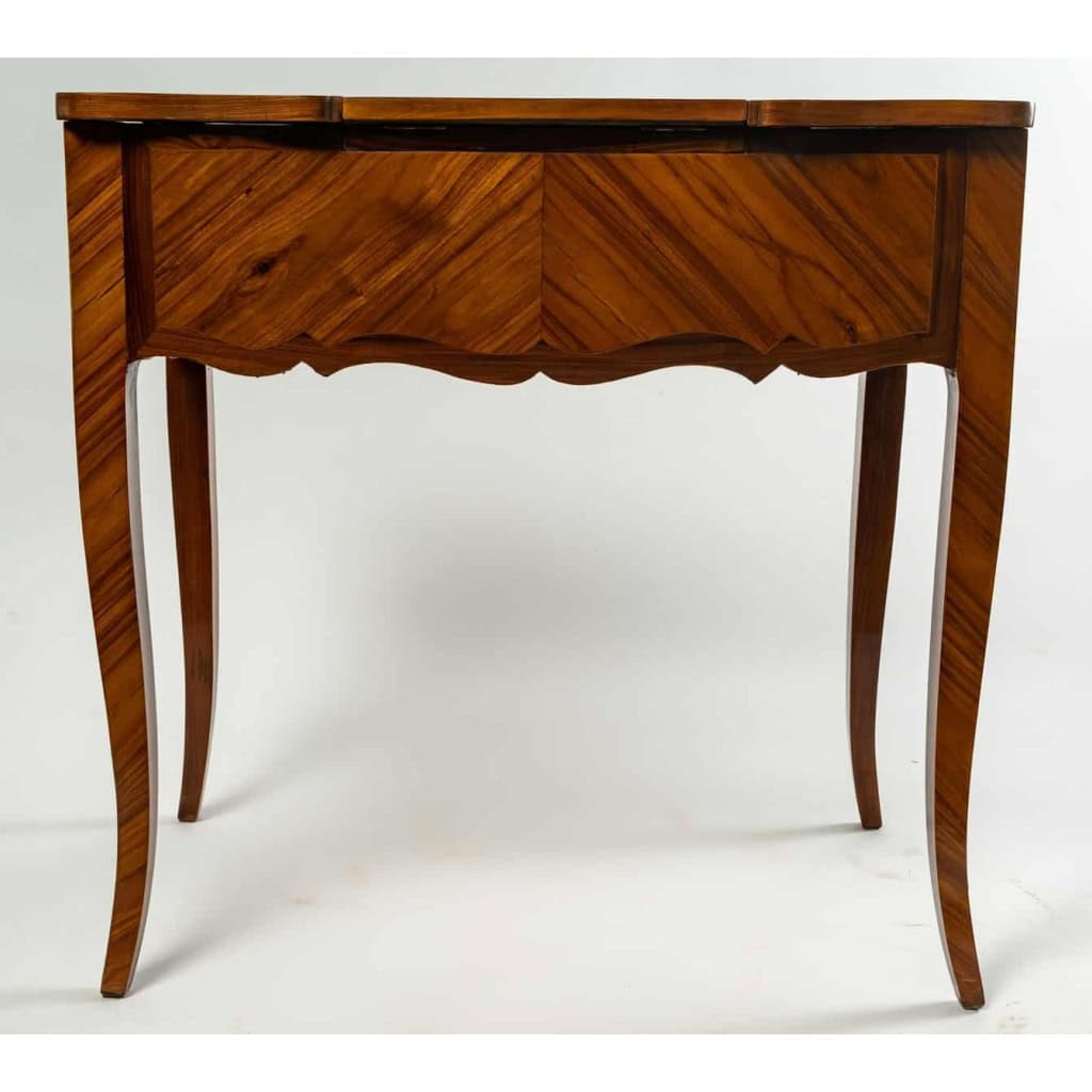 Coiffeuse Louis XV plaquée de bois de rose et bois de violette, Époque XVIIIème siècle | Biron Coiffeuse Louis XV plaquée de bois de rose et bois de violette, Époque XVIIIème siècle