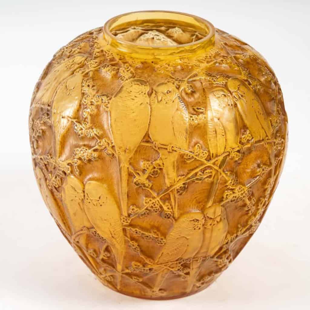 Vase « Perruches » Verre Butterscotch Patiné Sépia de René LALIQUE | Biron Vase "Perruches" Verre Butterscotch Patiné Sépia de René LALIQUE