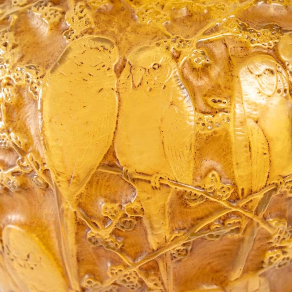 Vase « Perruches » Verre Butterscotch Patiné Sépia de René LALIQUE | Biron Vase "Perruches" Verre Butterscotch Patiné Sépia de René LALIQUE