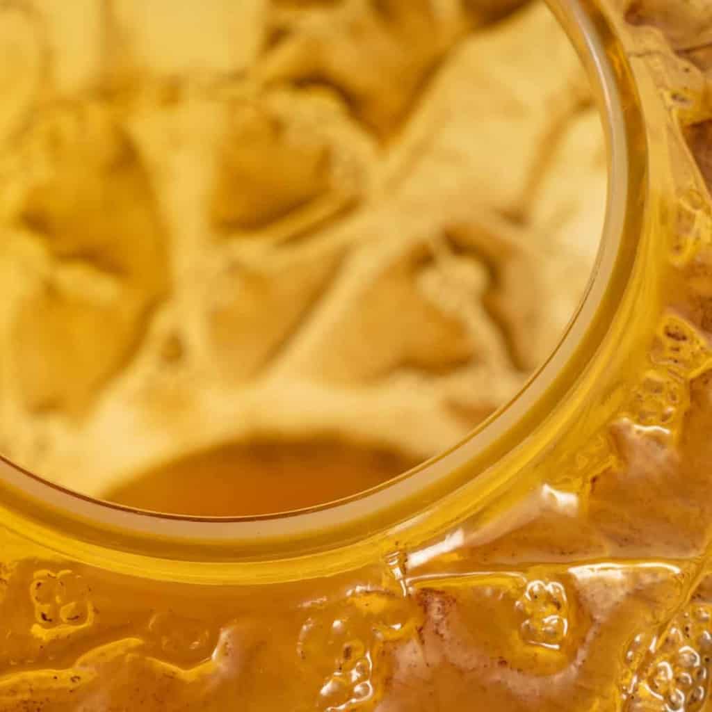 Vase « Perruches » Verre Butterscotch Patiné Sépia de René LALIQUE | Biron Vase "Perruches" Verre Butterscotch Patiné Sépia de René LALIQUE