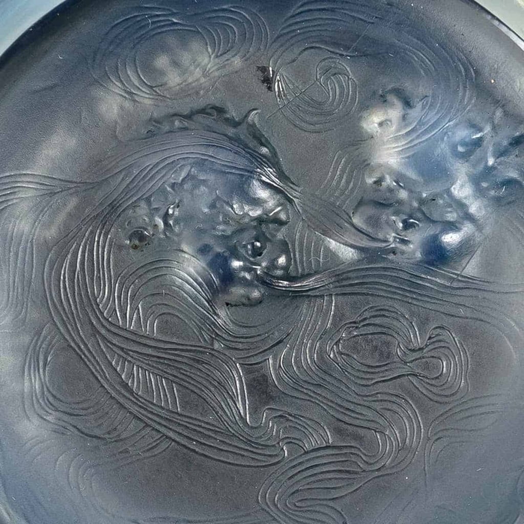 Cendrier « Deux Zéphyrs » Verre Opalescent Patiné Bleu de René LALIQUE | Biron Cendrier « Deux Zéphyrs » Verre Opalescent Patiné Bleu de René LALIQUE