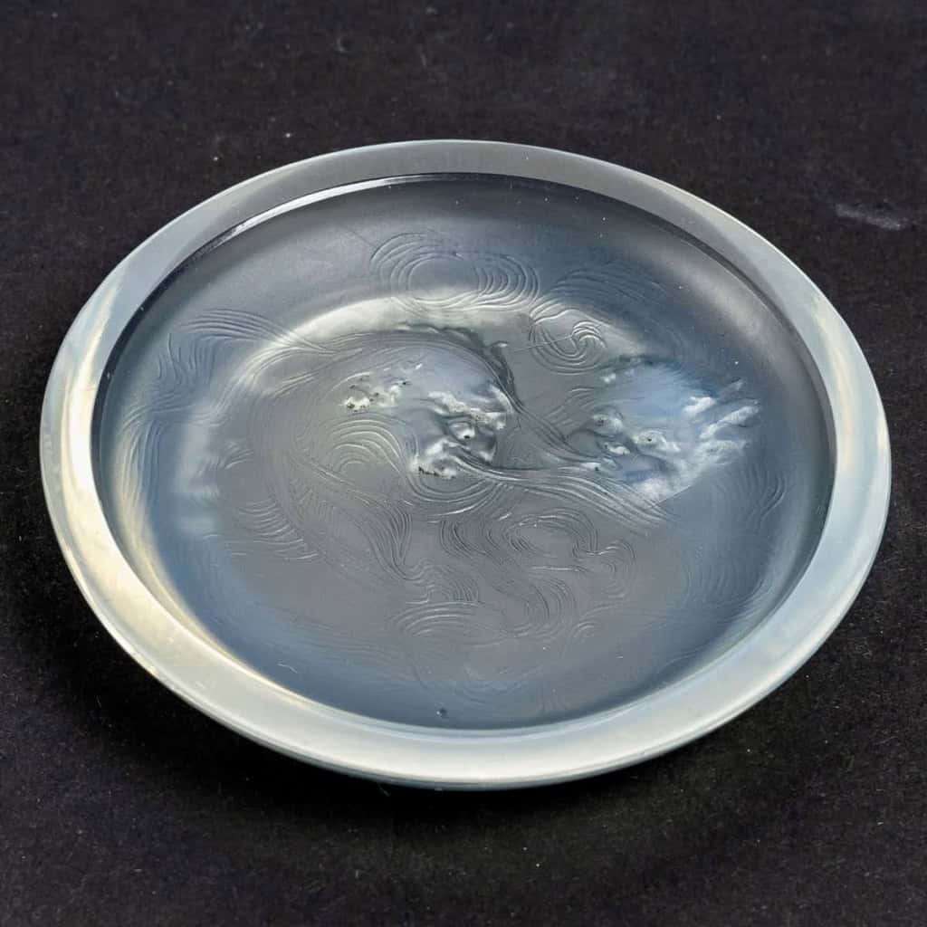 Cendrier « Deux Zéphyrs » Verre Opalescent Patiné Bleu de René LALIQUE | Biron Cendrier « Deux Zéphyrs » Verre Opalescent Patiné Bleu de René LALIQUE