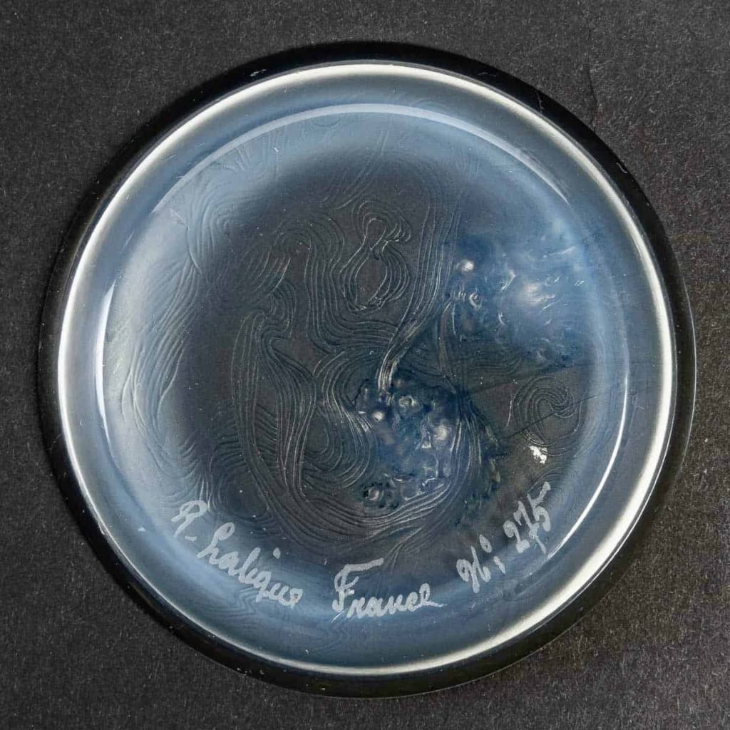 Cendrier « Deux Zéphyrs » Verre Opalescent Patiné Bleu de René LALIQUE | Biron Cendrier « Deux Zéphyrs » Verre Opalescent Patiné Bleu de René LALIQUE