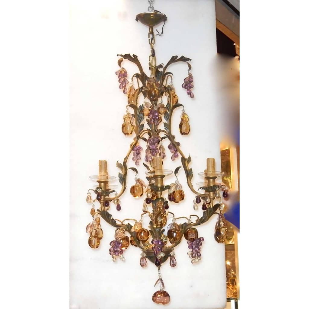 1970′ Lustre Cage en Laiton Doré Style Maison Baguès Feuilles et Fruits en Verre Colorés | Biron 1970′ Lustre Cage en Laiton Doré Style Maison Baguès Feuilles et Fruits en Verre Colorés