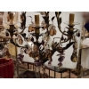 1970′ Lustre Cage en Laiton Doré Style Maison Baguès Feuilles et Fruits en Verre Colorés | Biron 1970′ Lustre Cage en Laiton Doré Style Maison Baguès Feuilles et Fruits en Verre Colorés