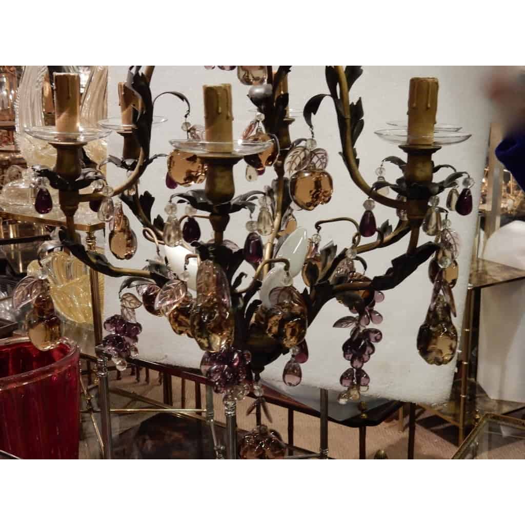 1970′ Lustre Cage en Laiton Doré Style Maison Baguès Feuilles et Fruits en Verre Colorés | Biron 1970′ Lustre Cage en Laiton Doré Style Maison Baguès Feuilles et Fruits en Verre Colorés