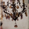 1970′ Lustre Cage en Laiton Doré Style Maison Baguès Feuilles et Fruits en Verre Colorés | Biron 1970′ Lustre Cage en Laiton Doré Style Maison Baguès Feuilles et Fruits en Verre Colorés