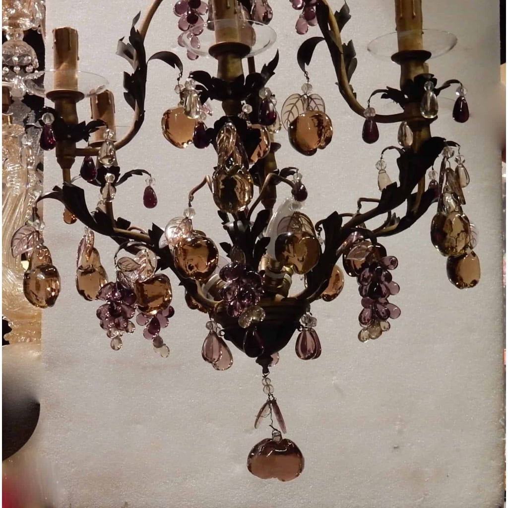1970′ Lustre Cage en Laiton Doré Style Maison Baguès Feuilles et Fruits en Verre Colorés | Biron 1970′ Lustre Cage en Laiton Doré Style Maison Baguès Feuilles et Fruits en Verre Colorés