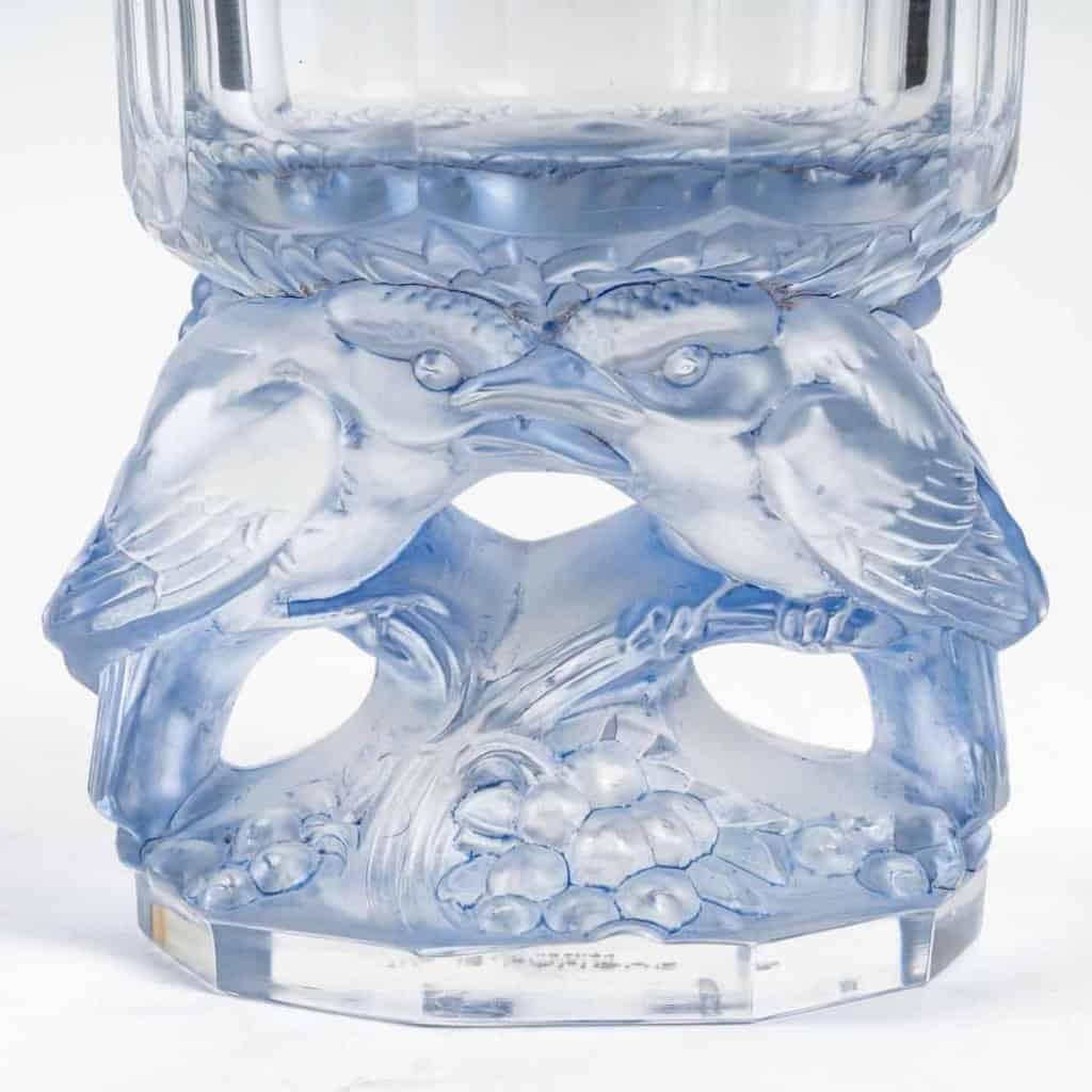 Vase « Merles » Cristal Blanc Patiné Bleu de René LALIQUE | Biron Vase "Merles" Cristal Blanc Patiné Bleu de René LALIQUE