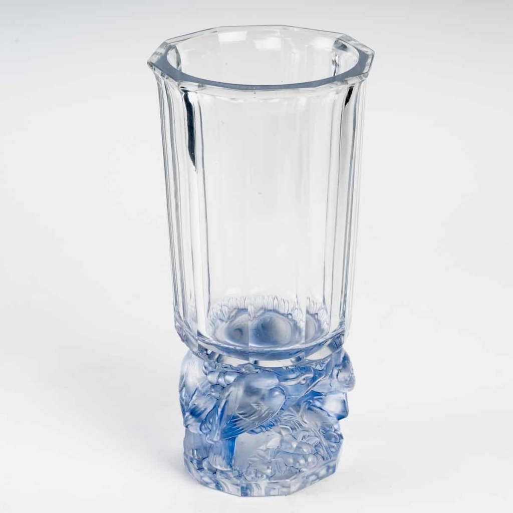 Vase « Merles » Cristal Blanc Patiné Bleu de René LALIQUE | Biron Vase "Merles" Cristal Blanc Patiné Bleu de René LALIQUE
