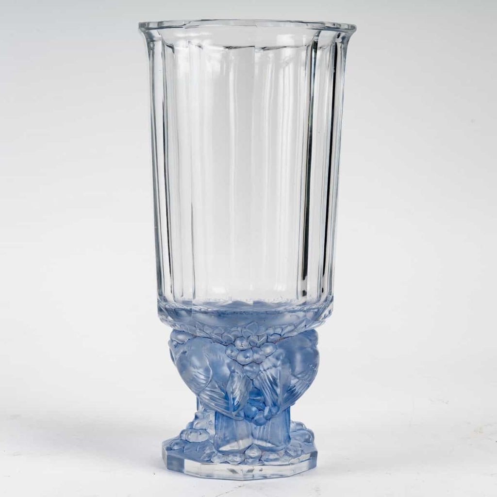 Vase « Merles » Cristal Blanc Patiné Bleu de René LALIQUE | Biron Vase "Merles" Cristal Blanc Patiné Bleu de René LALIQUE
