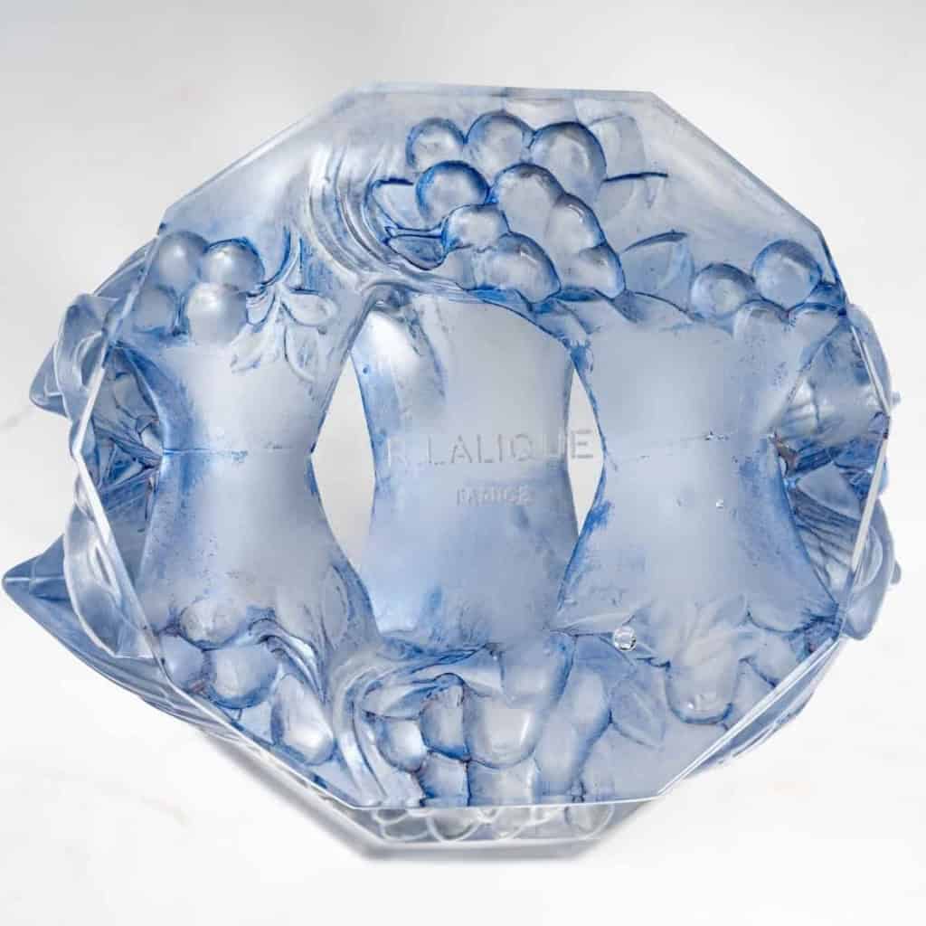 Vase « Merles » Cristal Blanc Patiné Bleu de René LALIQUE | Biron Vase "Merles" Cristal Blanc Patiné Bleu de René LALIQUE
