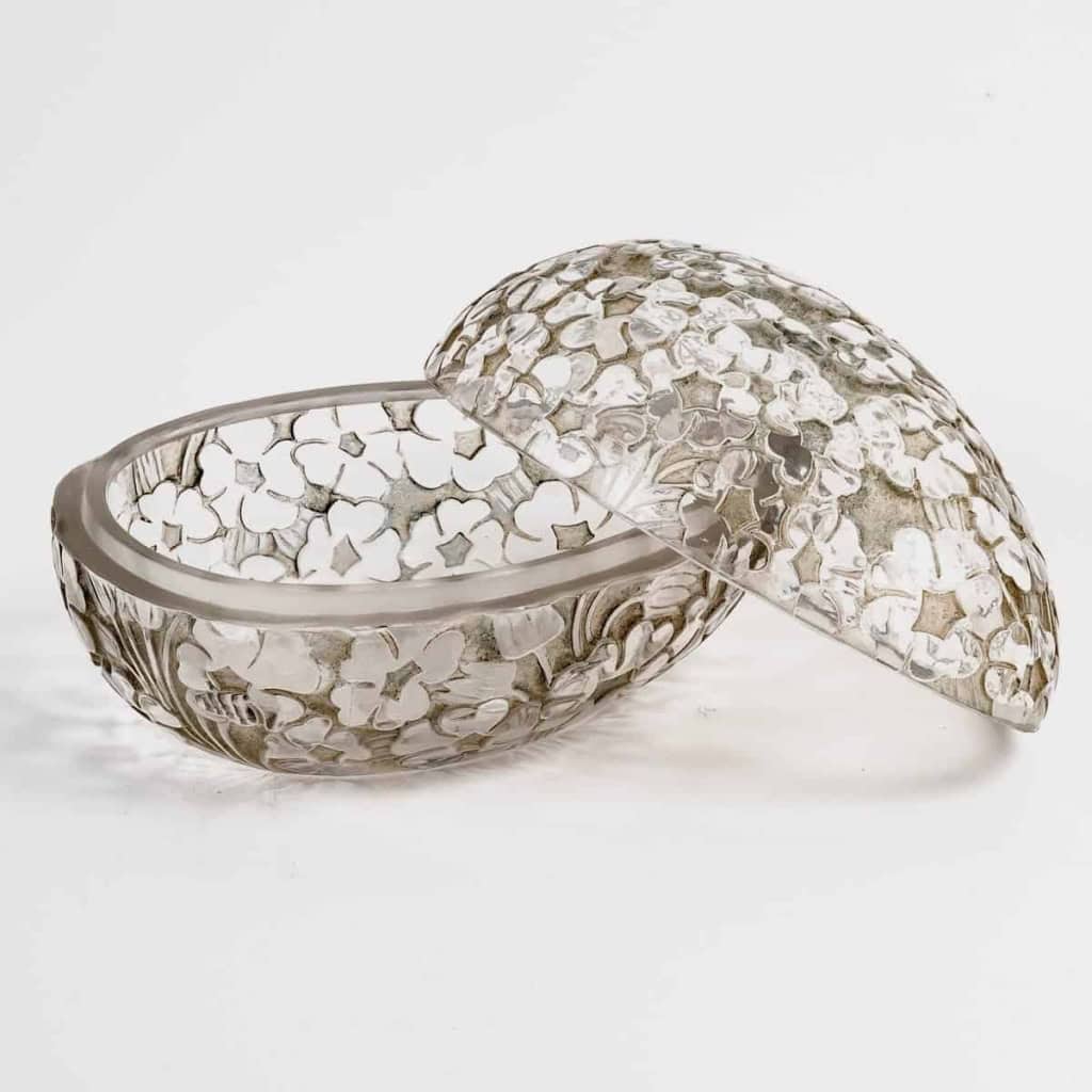 Boîte « Pervenches » Verre Blanc Patiné Gris de René LALIQUE | Biron Boîte "Pervenches" Verre Blanc Patiné Gris de René LALIQUE