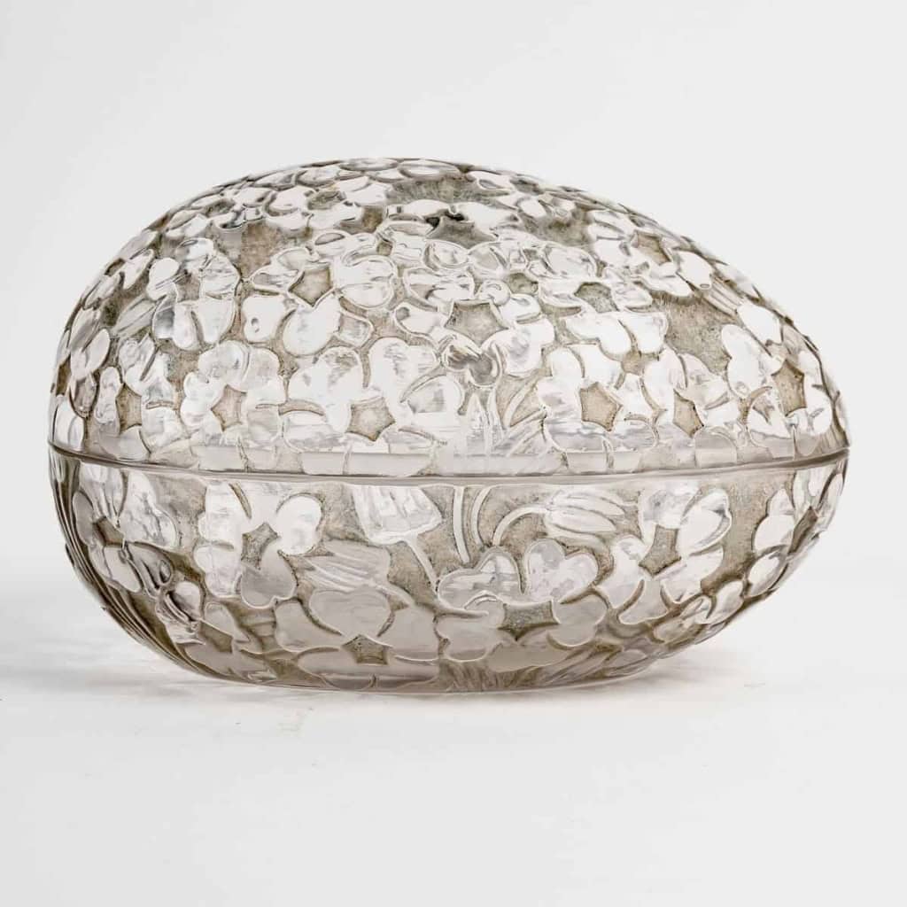 Boîte « Pervenches » Verre Blanc Patiné Gris de René LALIQUE | Biron Boîte "Pervenches" Verre Blanc Patiné Gris de René LALIQUE